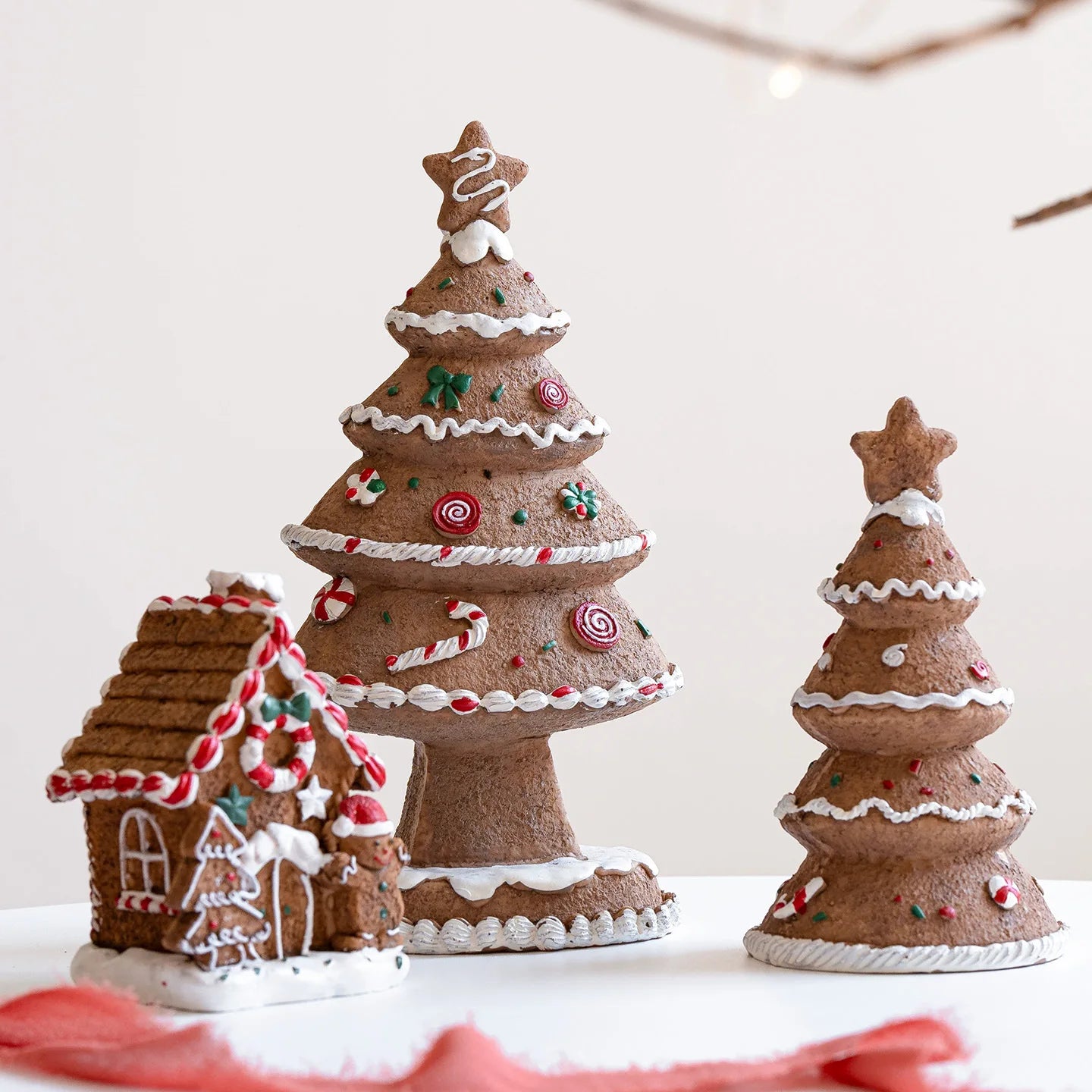 Christmas Tree Figurine Resin Tabletop Xmas Tree Statue Desktop Ornament for Home Living Room Christmas Party Decoration