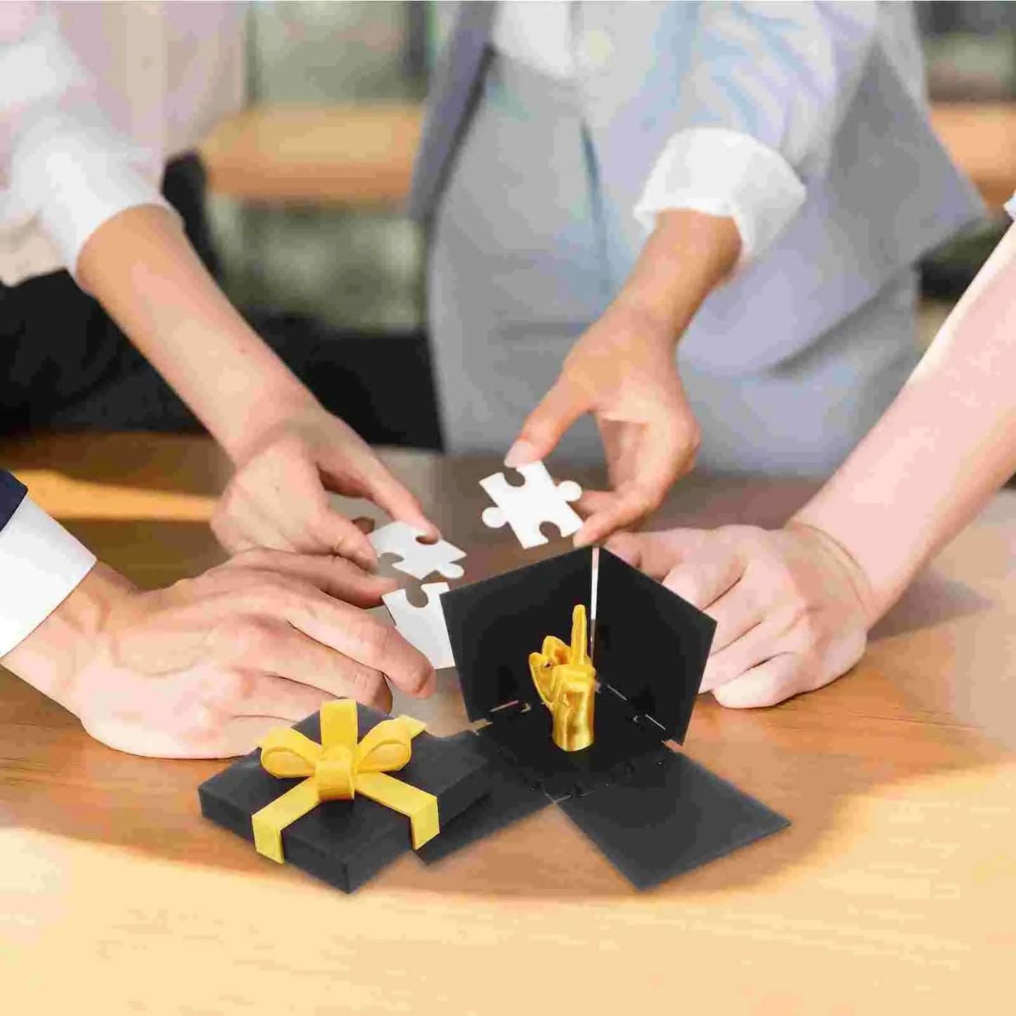 Middle Finger Surprise Gift Box Creative Spoof Hand Gesture Home Office Decor Funny Prank Toy New Year April Fools ' Day Gift